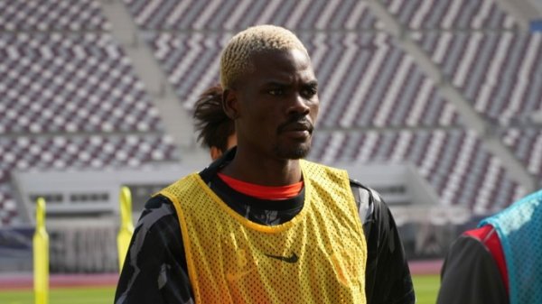 万博体育 10岁丧父11岁断腿、毁灭入籍阿联酋、俄乌边境遇死活——海港新援让的故事