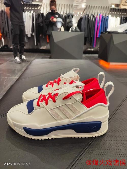 Y-3跨界网球界!首次推出高性能网球装备系列 Y-3跨界网球界!首次推出高性能网球装备系列