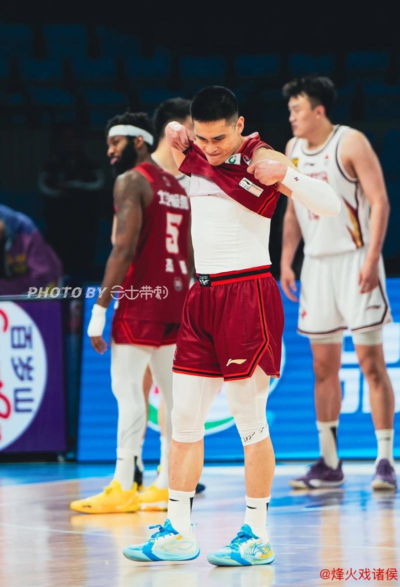 徐杰砍21分广东惜败浙江 陈盈骏狂轰38分首钢不敌山东 徐杰砍21分广东惜败浙江 陈盈骏狂轰38分首钢不敌山东