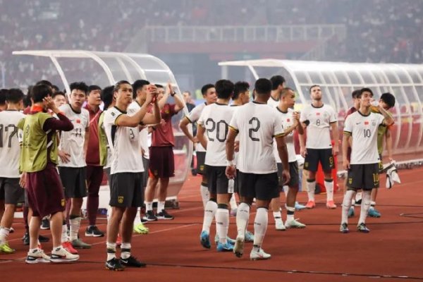 万博体育下载 足球报：无缘“2026” 中国足球如何面对未来？