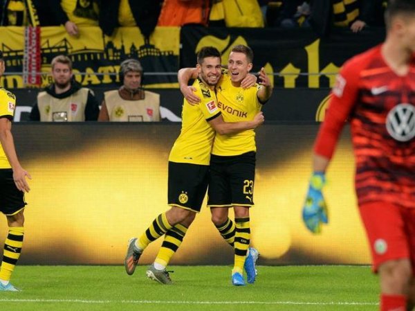 万博体育APP 德甲-罗伊斯伤退 小阿扎尔处子球+助攻 多特3-0