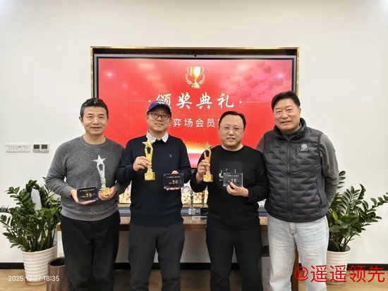  获奖嘉宾：刘长虎 辛俊浩 陈言卿（按顺序从左） 颁奖嘉宾：吕顺（右）·