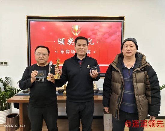 获奖嘉宾：陈言卿（左）王修勋（中）颁奖嘉宾：赵伟（右）